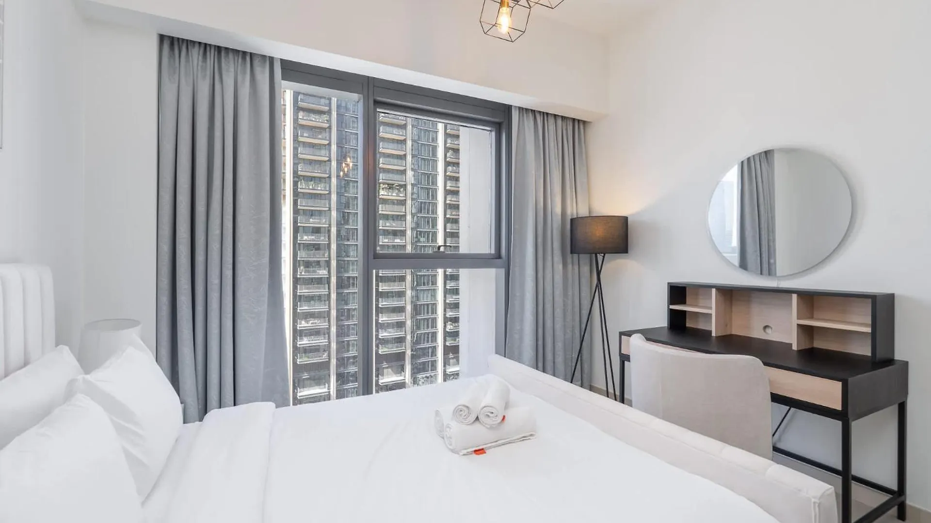 Apartment Full Luxury In This 2 Bedroom With Skycraper Views Dubai