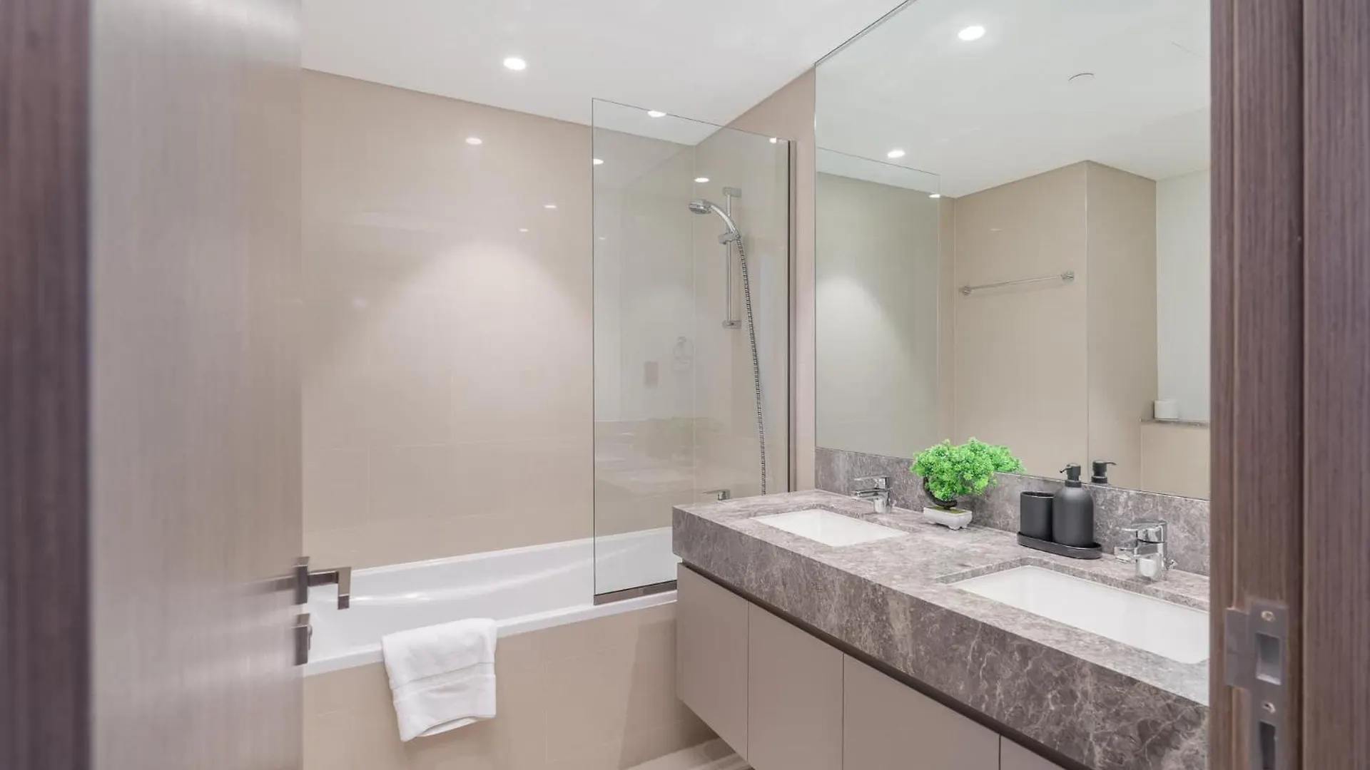 Full Luxury In This 2 Bedroom With Skycraper Views Dubai